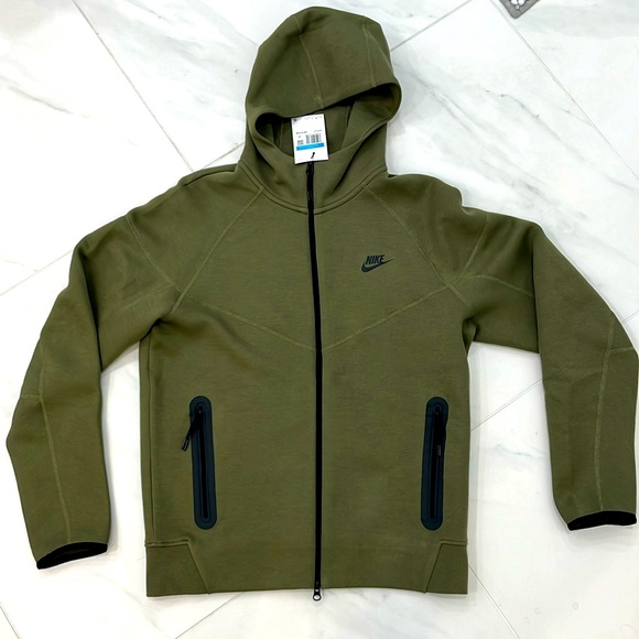 NWT! NIKE tech - Green - Size Medium - Picture 1 of 11